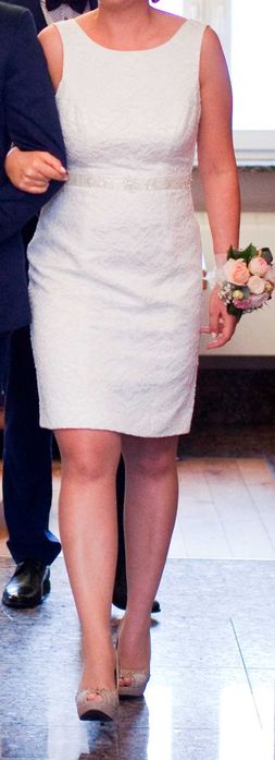 Suknia ślubna plus fascynator