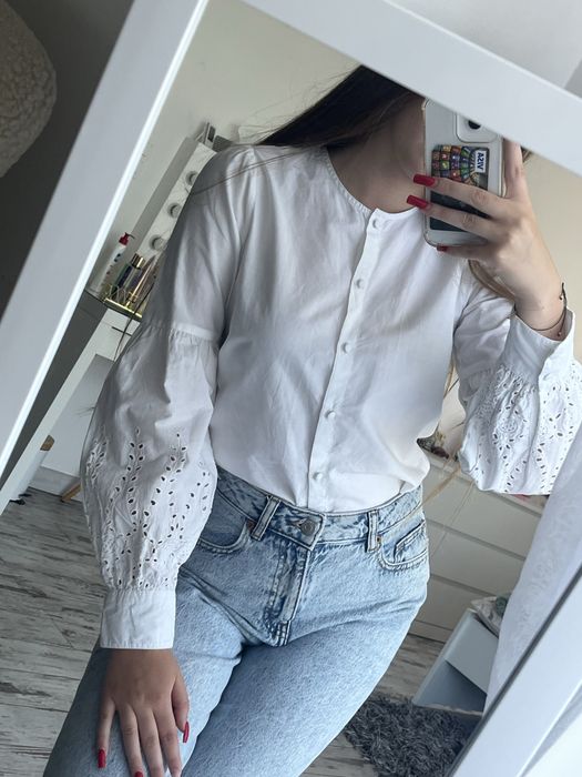 Biała elegancka koszula z pięknymi rękawkami