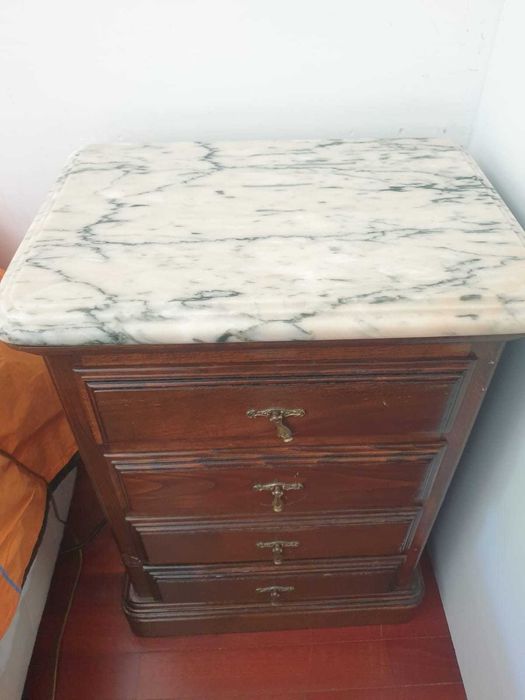 Cómoda e mesinhas de cabeceira em madeira e mármore