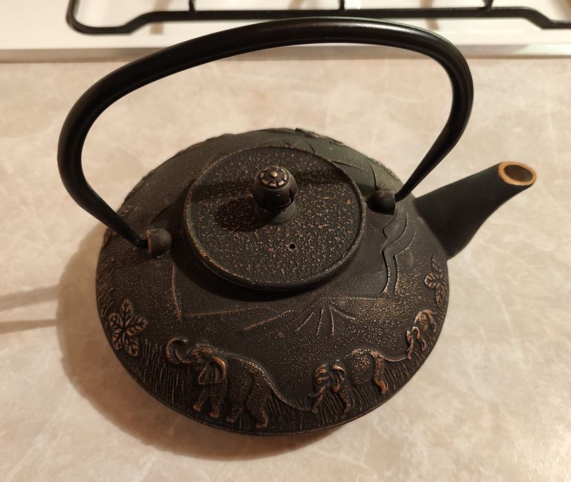 Żeliwny dzbanek, zaparzacz, imbryk do herbaty z zaparzaczem 1 litr.