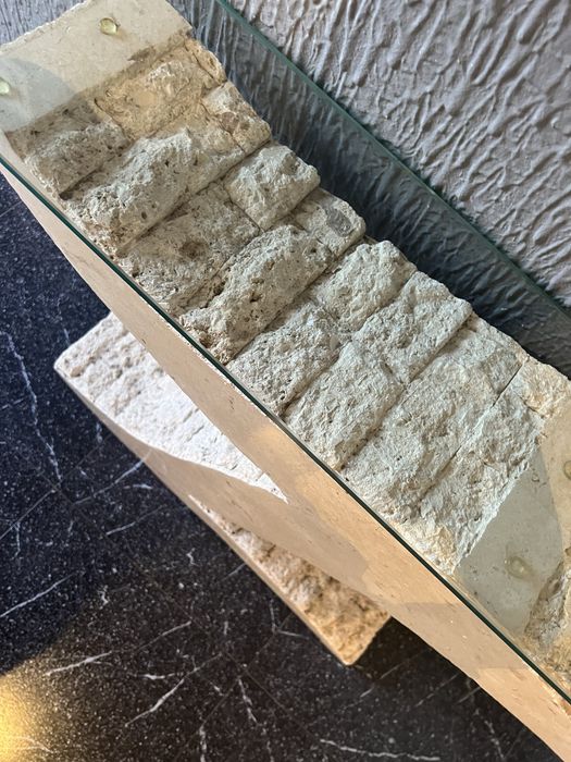 Consola de pedra e vidro