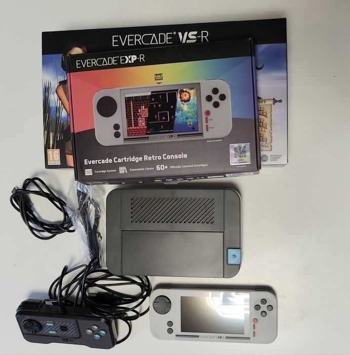 Mega Zestaw Dla Fana Retro Gamingu Evercade VS-R Evercade EXP-R i 11 Kartridży