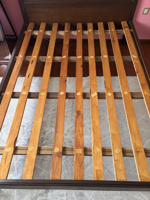 Cama de madeira 190cm por 140cm