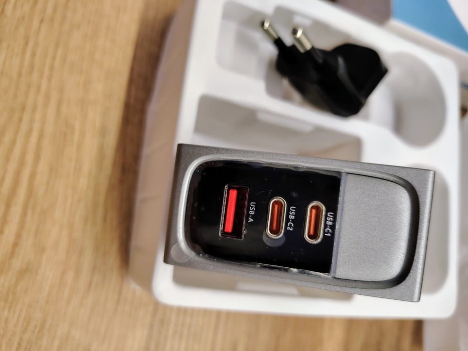 Зарядний пристрій Asometech 100W GaN з LED-дисплеєм і 3 порта