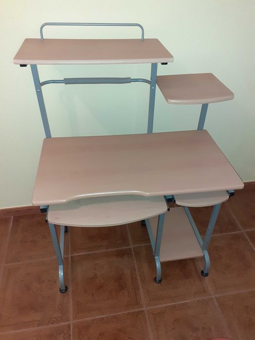 Cadeira e Secretária