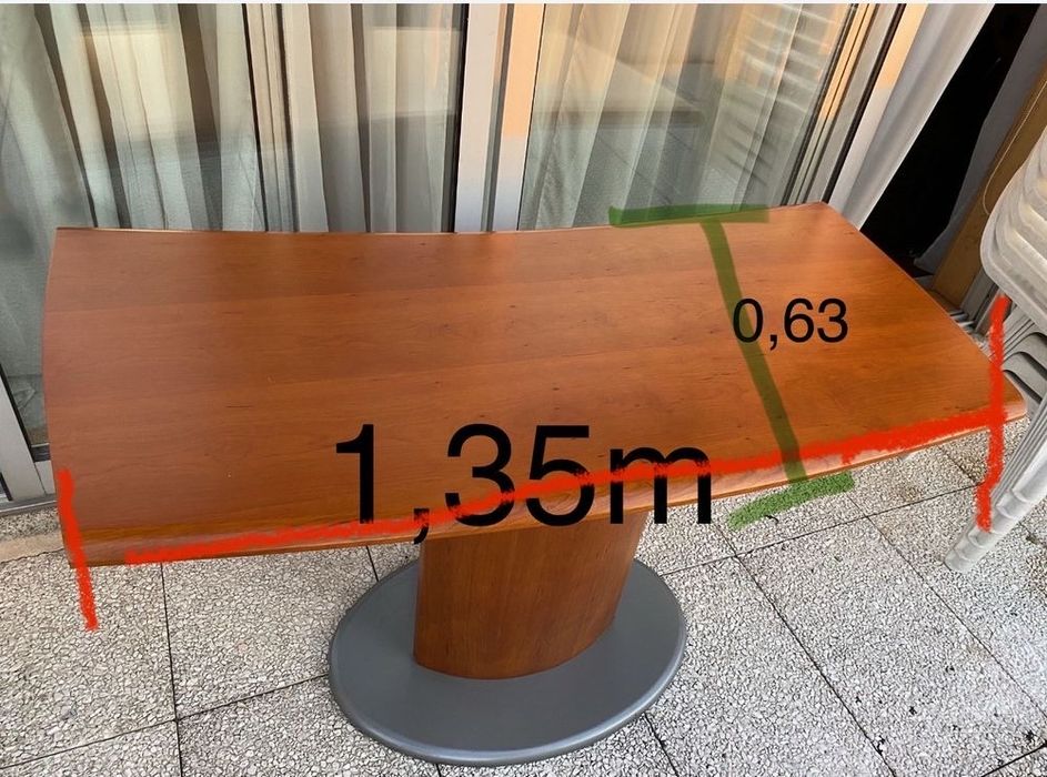 Secretária em madeira muito nova.