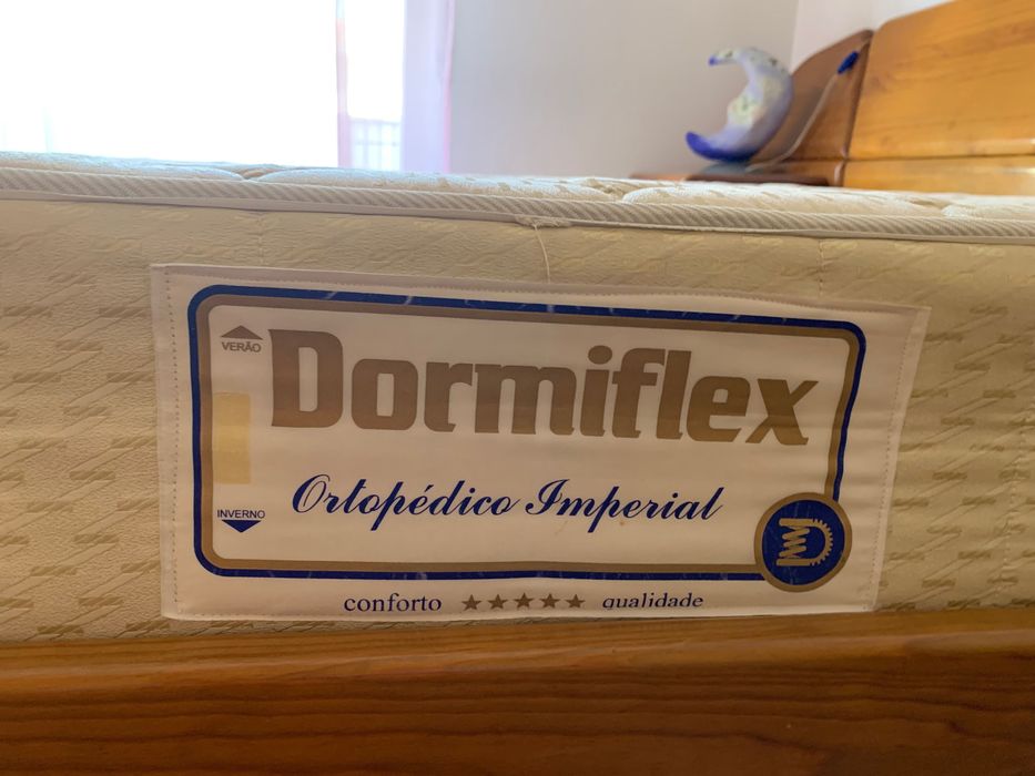 Cama de casal em madeira maciça, mesinhas d cabeceira, colchao, gavet