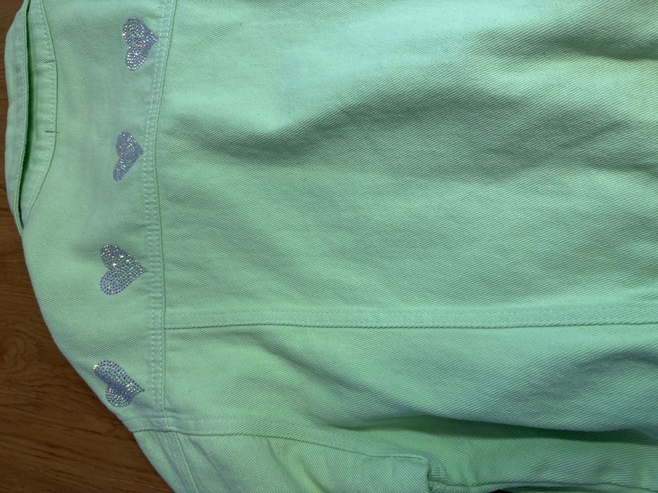 Стильна яскрава куртка вітровка