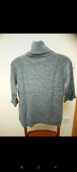 Camisola de malha, nova, cinzenta, gola alta.