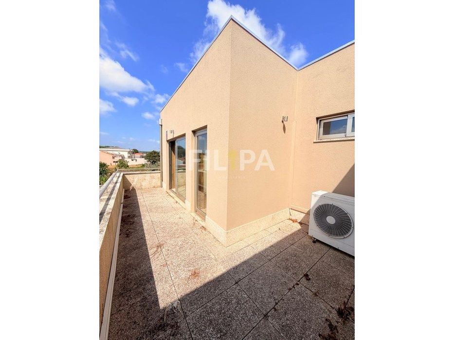 Moradia T5 com espaço exterior - Maia