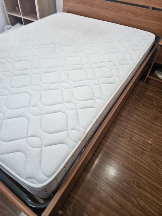 Cama de casal 140x195 em bom estado. Colchão e mesinhas de cabeceira incluídos