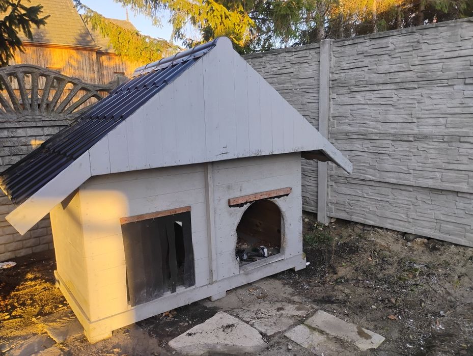 Buda dla psa podwójna.