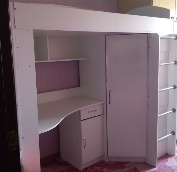 Біле ліжко з робочим місцем та шафою