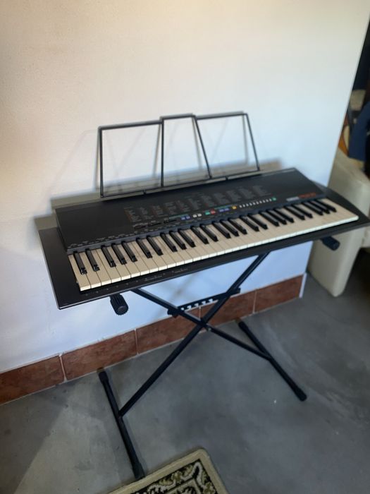 Teclado eletrónico com suporte