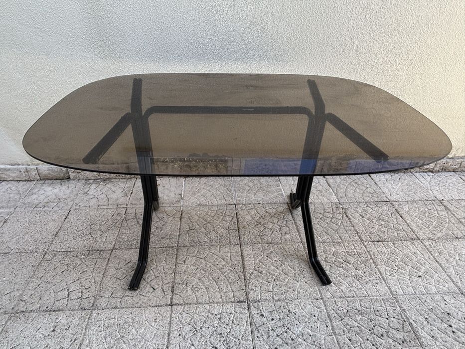 Mesa de vidro com pés