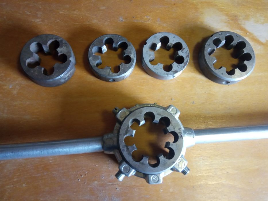 Набор плашек и плашкодержатель .