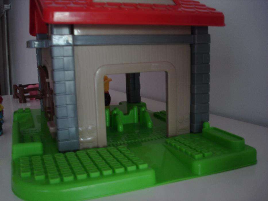 Quinta com tractor, animais e fazendeiros