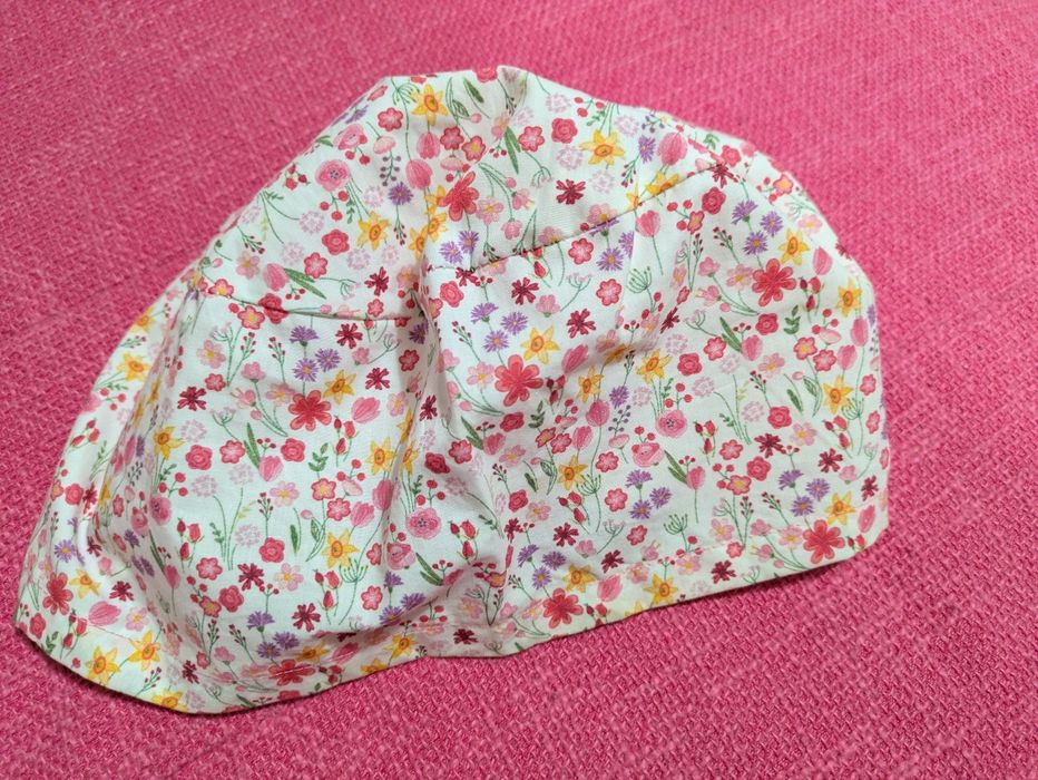 Touca cirúrgica com padrão de flores