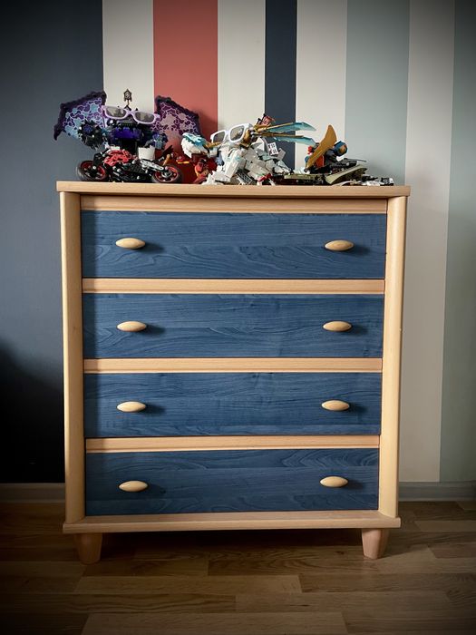 Меблі дитячоі кімнати стіл/комоди