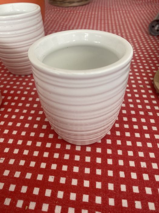 Vasos pequenos, em cerâmica, tamanhos variados