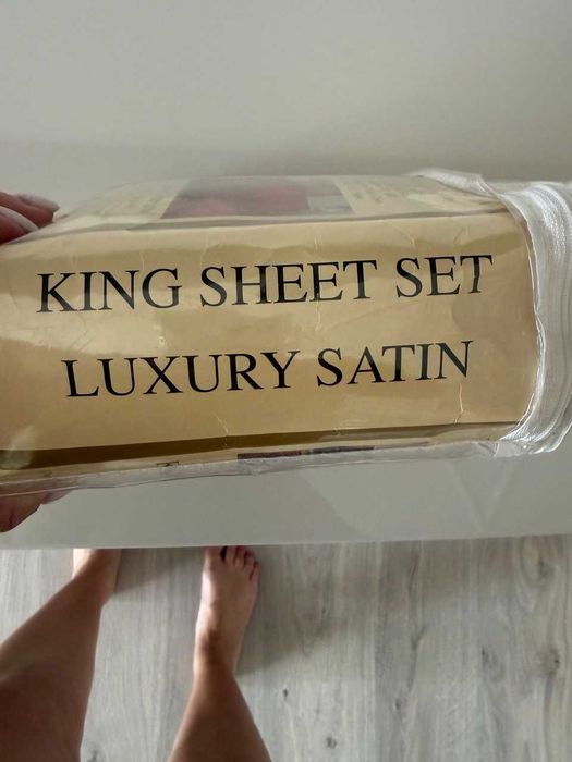 Червона атласна постіль King SIZE Нова. Дві простині+ дві наволочки. Простинь на ризинці.Стан НОВИЙ