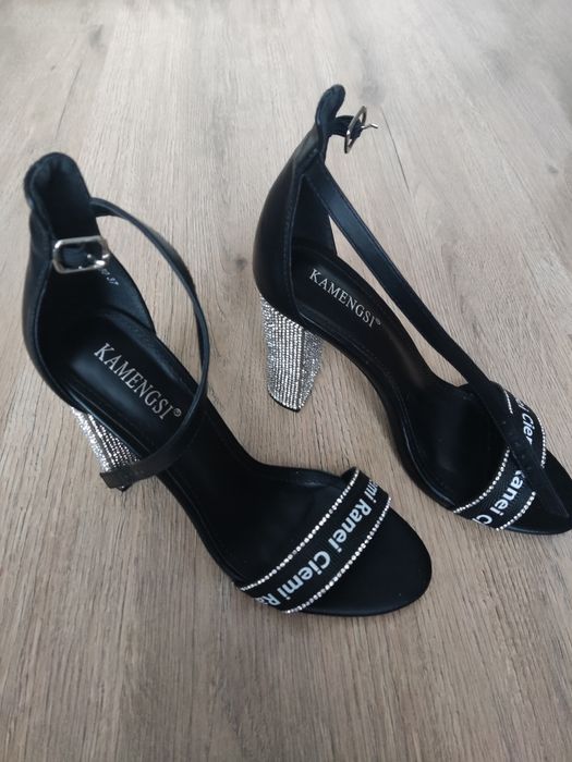 Босоніжки зі стразами 37р.