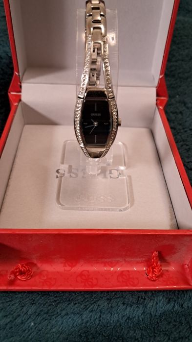 Наручні часи Guess