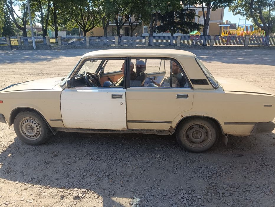 продаж легкового автомобіля ВАЗ 2107