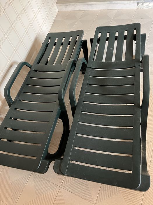 2 espreguiçadeiras verdes
