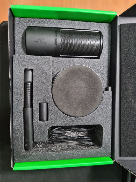 Microfone razer seiren emote