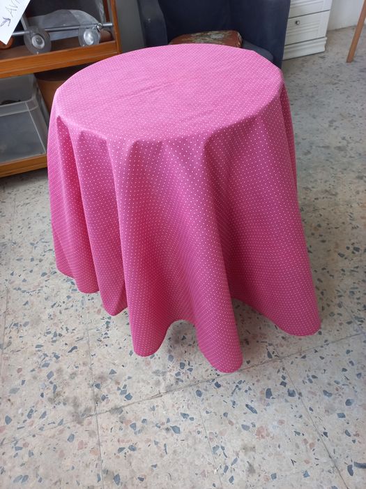 Toalha de mesa redonda rosa forte com bolinhas brancas em poliamida