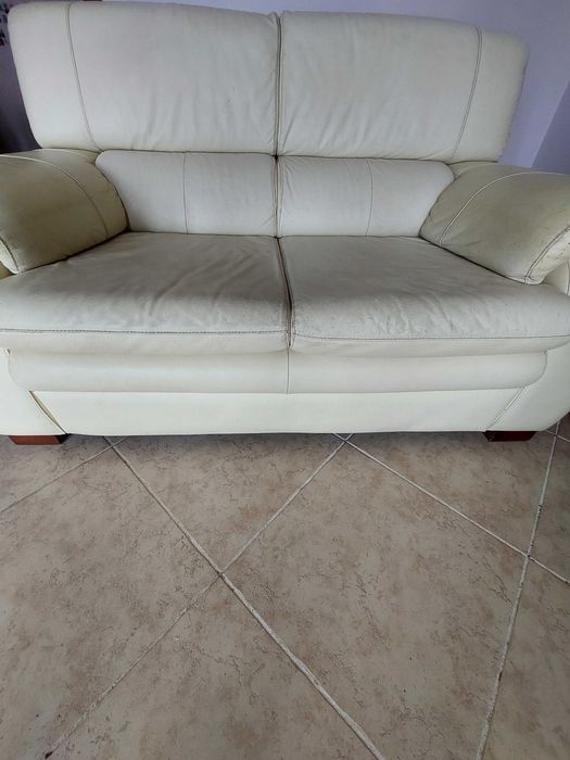 Sofá em pele cor clara