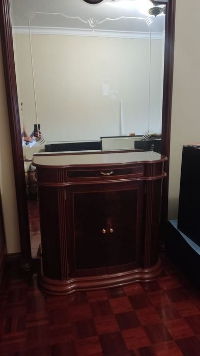 Móvel sapateira com espelho e luz