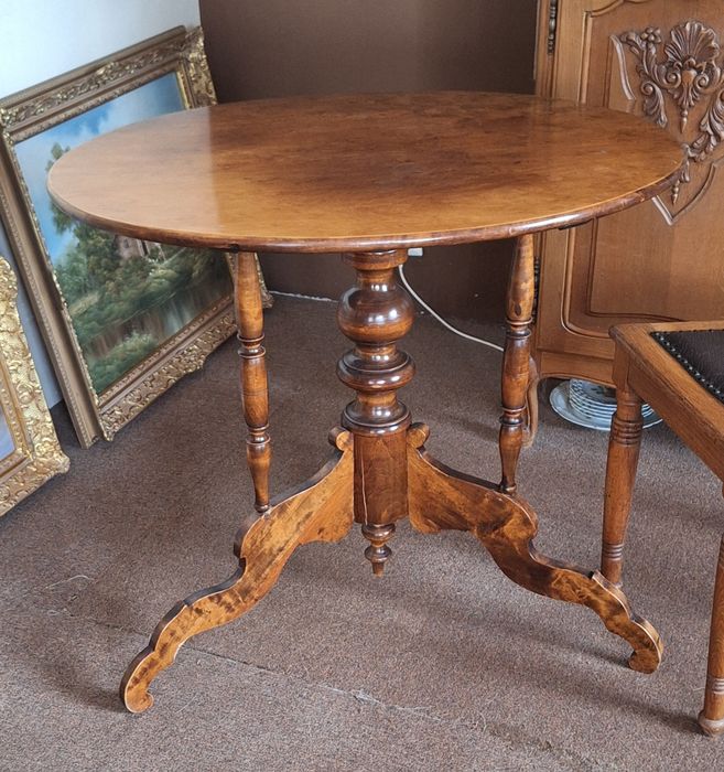 Efektowny drewniany wiekowy stolik