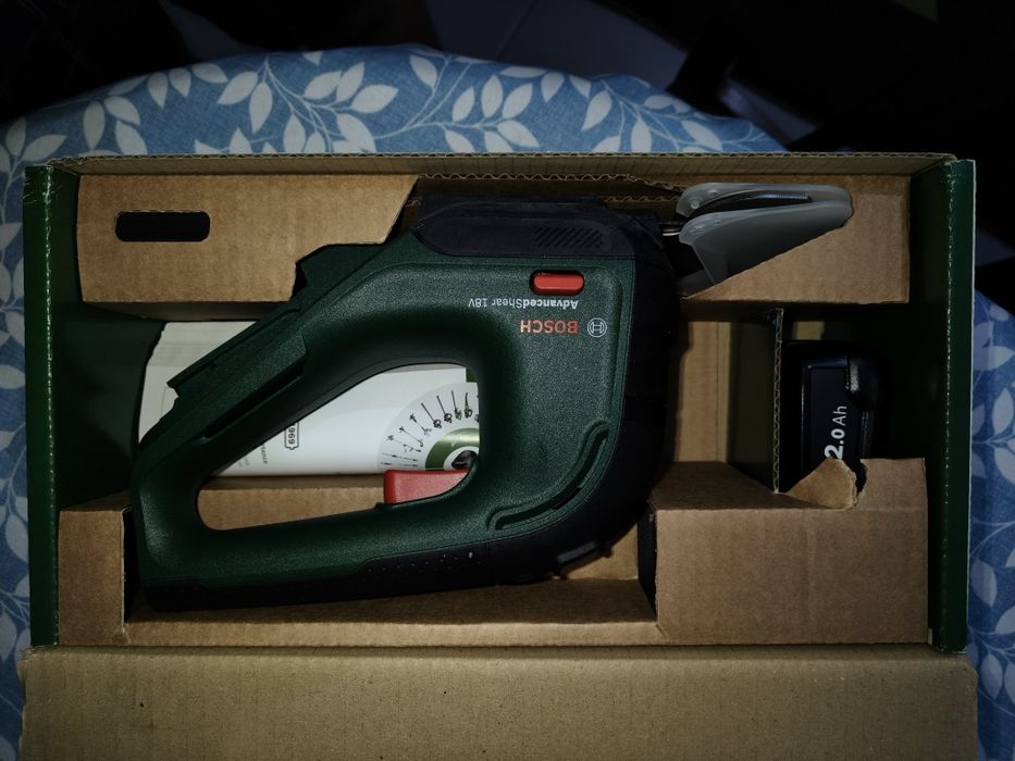 Corta sebes. Tesoura de relva sem fios