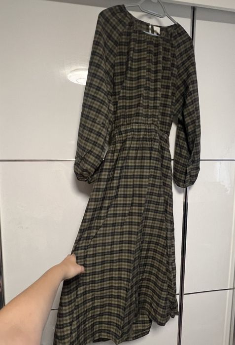 Khaki sukienka w czarna kratę długa do ziemi z wycięciem na plecach
