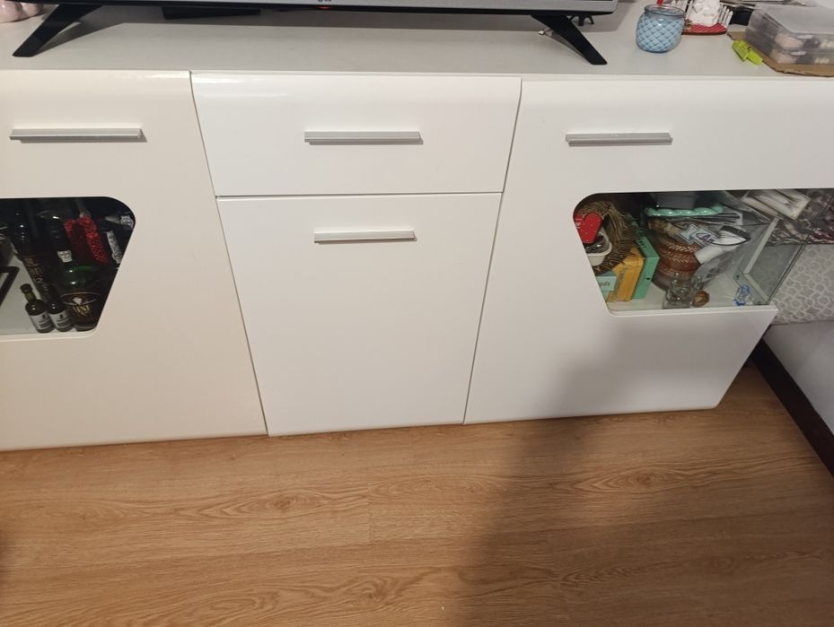 Aparador e mesa de sala