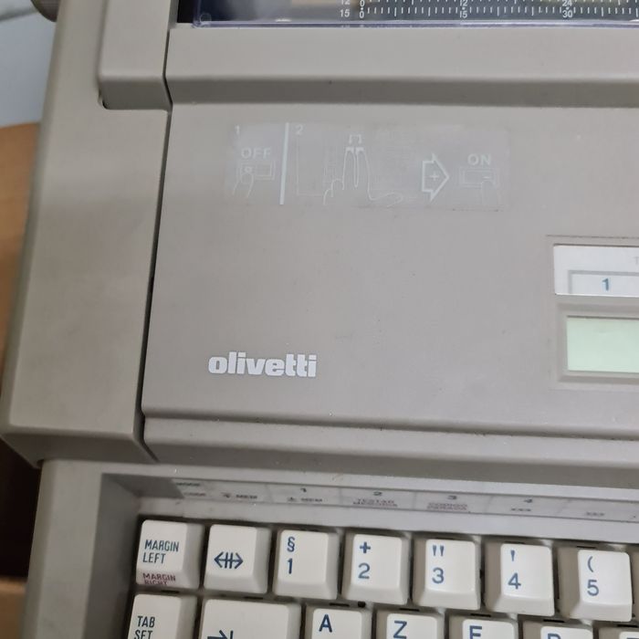 Maquina   de escrever electrónica marca  olivette
