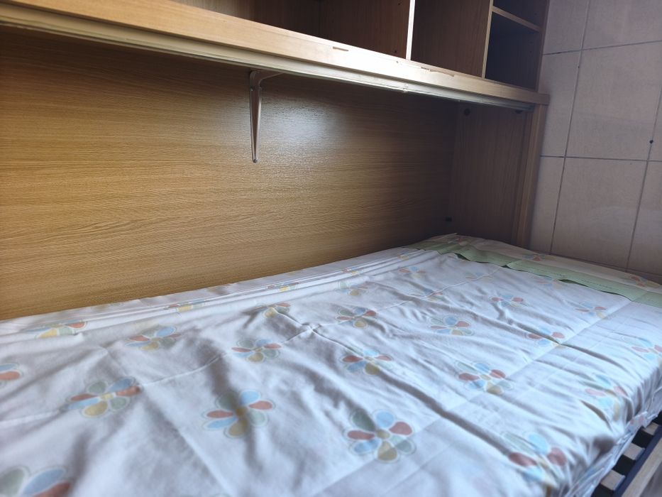 Quarto juvenil compacto com cama individual rebatível 90cm e estantes