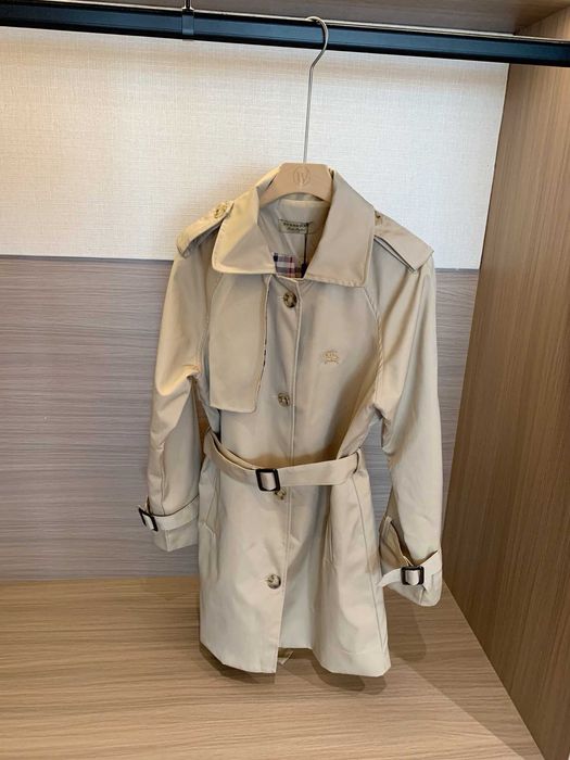 Modny beżowy płaszcz trencz damski Burberry