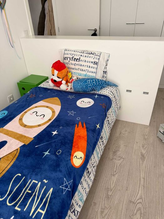 Quarto de menino/rapaz original (estante, cama, colchão e 2 mesas de cabeceira)