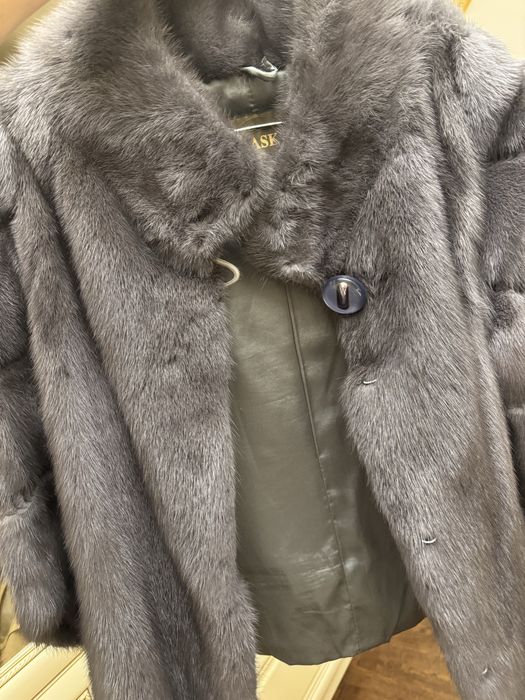 Норкова шуба , темно - сірого кольору