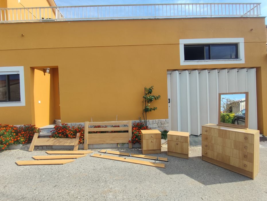 Conjunto cama + 2 mesas cabeceira + cómoda + espelho + secretária