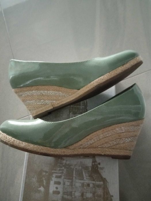 Buty na koturnie miętowe