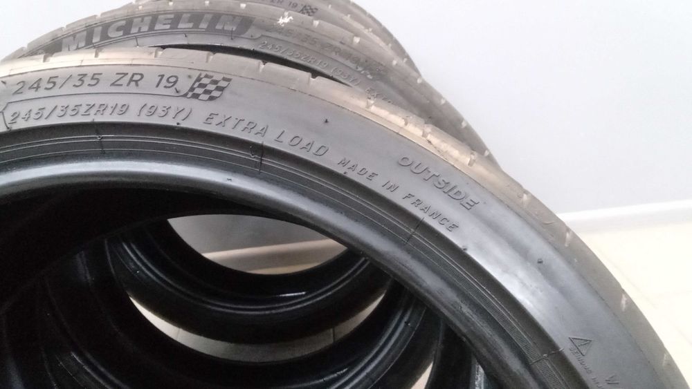 Гума на авто(літня)245/35R19