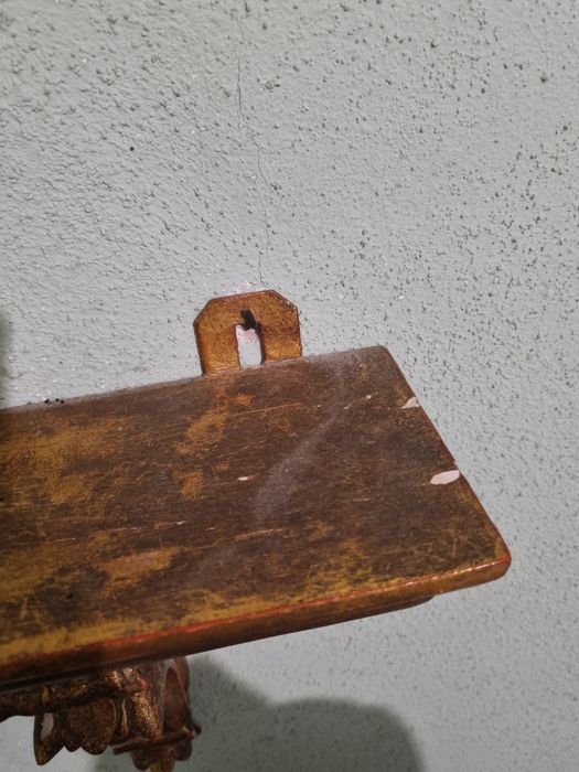 Pianha de madeira dourada