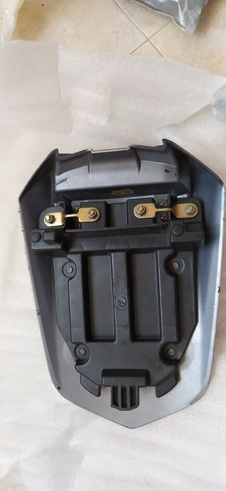 Tampa banco traseiro r1 2004