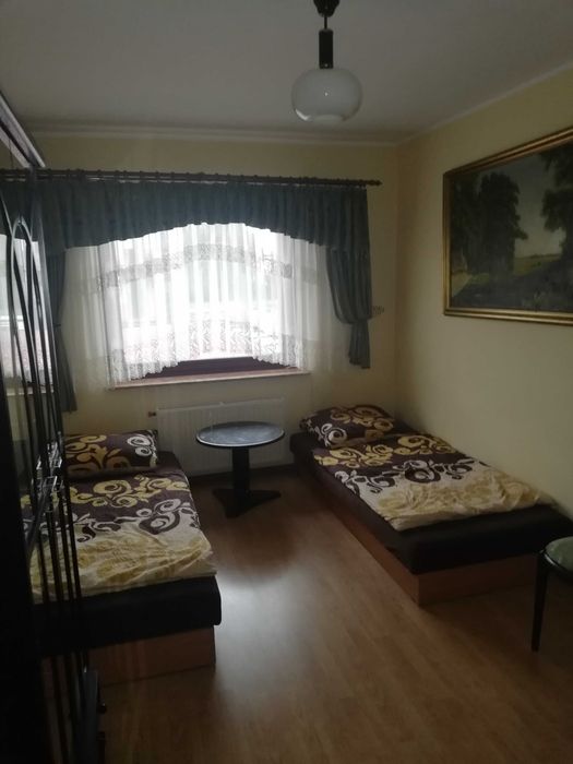 Tanie noclegi - Leszno Hostel pokoje - Parking pod domem