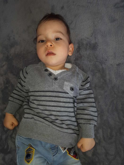 Piękny sweterek dla małego eleganta.