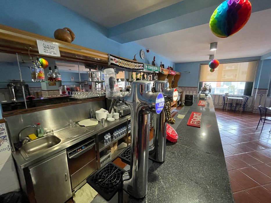 Vendo recheio e equipamento de café snack-bar